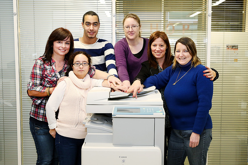Photo de l'équipe de réception de la Pallanterie, les personnes sont autour d'une imprimante